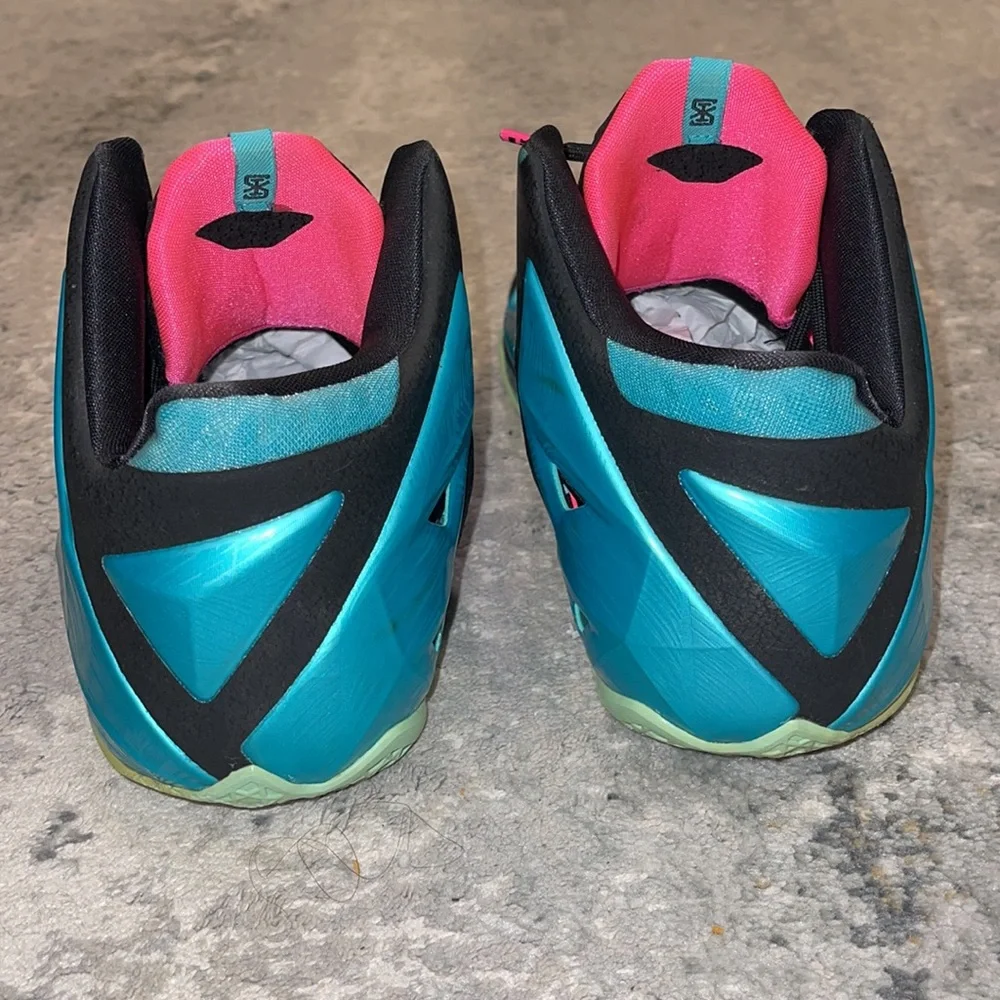 Nike | LeBron James 11 South Beach - Picture 7 of 9